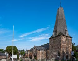 Kirche aus dem 13. Jahrhundert, der Turm wurde bei einem Sturm 1703 gekappt