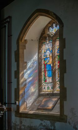 Glasfenster in der Kirche zur Jungfrau Maria