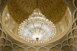 Sultan Qaboos Moschee, Kuppel mit großem Luster