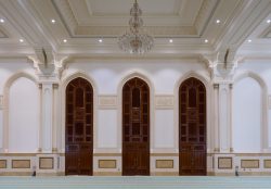 Sultan Qaboos Moschee, Türen im Gebetsraum