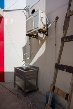 Waschbecken und Klimaanlage