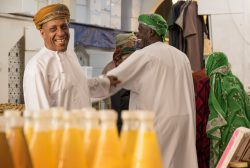 Zwei Omani - typisch ist die Quaste an der Dishdasha, die in Parfum getaucht wird