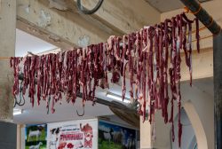 Auf dem Fleischmarkt, Kamelfleischstreifen