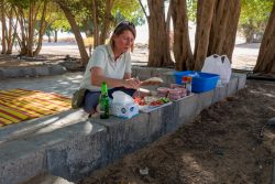 Christine bereitet das Buffet fürs Mittagspicknick