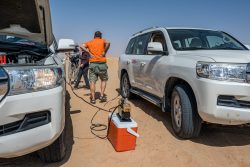 ... nach der Sandpiste wird wieder Luft in die Reifen gepumpt