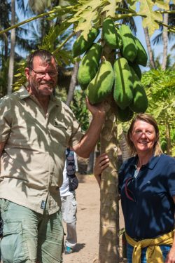 Christine und Rainer mit Papayabaum