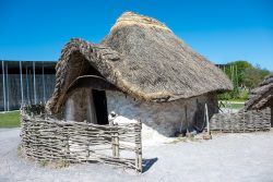 Nachbildung eines bronzezeitlichen Hauses