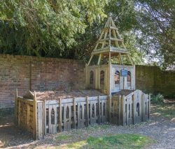 Insektenhotel als Kirche