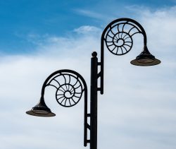 Laternenhalterung in Ammonitenform