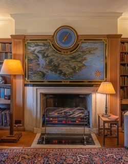 Landkarte und Windmesser in der Bibliothek
