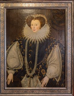 Lady Drake in reicher Kleidung und Perlen- und Goldschmuck