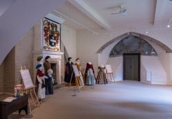 Kostüme aus dem 16. Jahrhundert am Kirchendachboden