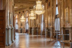 Pausenfoyer mit Ehrengalerie