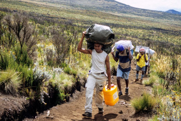 Es muss alles, was für 5 Tage benötigt wird, hinaufgetragen werden