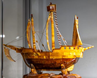 Modell einer Hansekogge aus Bernstein
