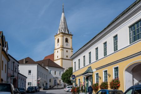 Blick von der Marktstraße zur Wehrkirche Krumbach